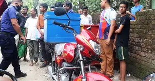 পঞ্চগড়ে অভিনব কায়দায় অবৈধ তেল বেচাকেনা, স্থানীয়দের হাতে ধরা